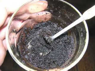 挽いた豆を水で湿らせる